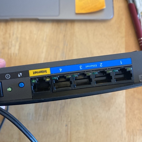 Cisco Linksys EA 2700 Router - Picture 6 of 7
